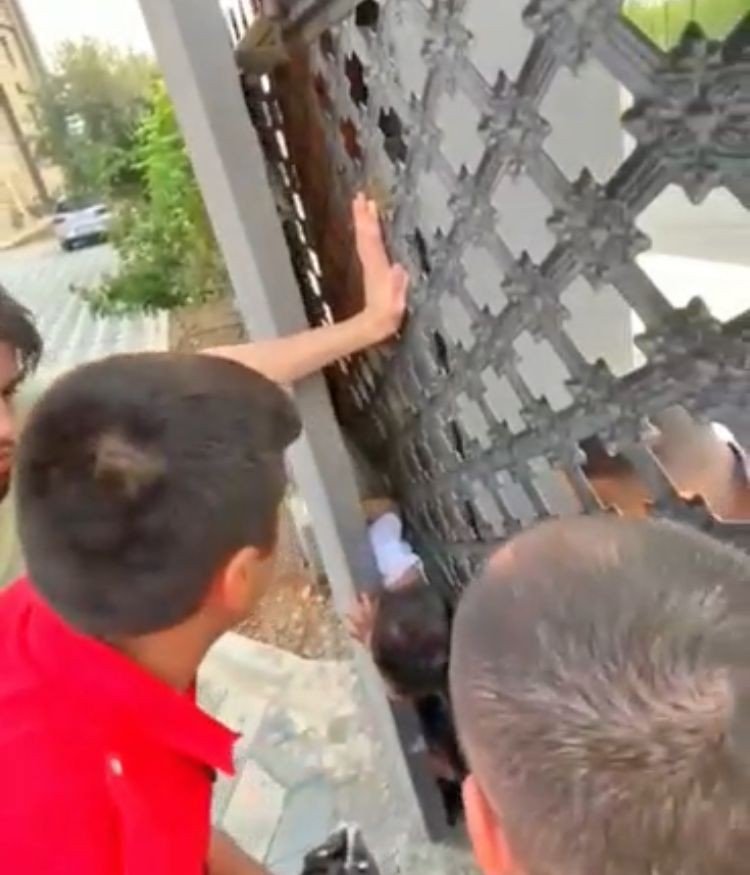 Kapıya Sıkışan Çocuğu İtfaiye Kurtardı