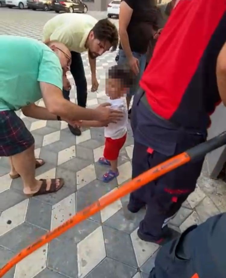 Kapıya Sıkışan Çocuğu İtfaiye Kurtardı