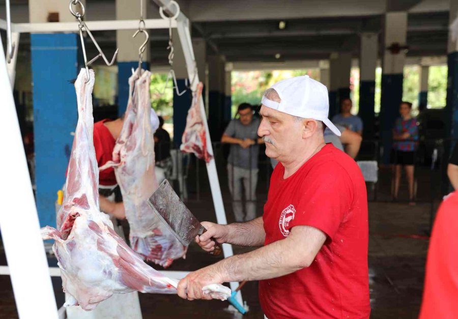 Büyükşehir’den 3 Noktada Kurban Kesim Hizmeti