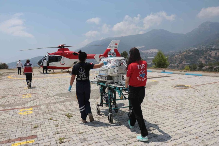 Helikopter Erken Doğan Prematüre Bebek İçin Havalandı