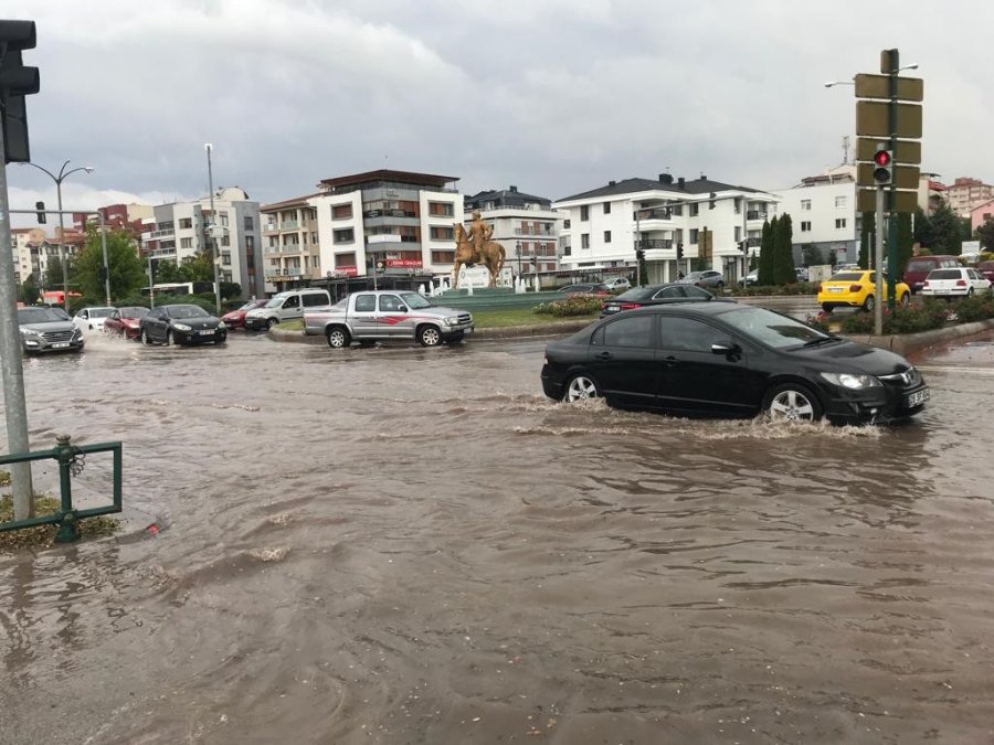 Aniden Bastıran Sağanak Yağış Günlük Hayatı Adeta Felç Etti