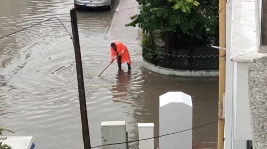 Aniden Bastıran Sağanak Yağış Günlük Hayatı Adeta Felç Etti