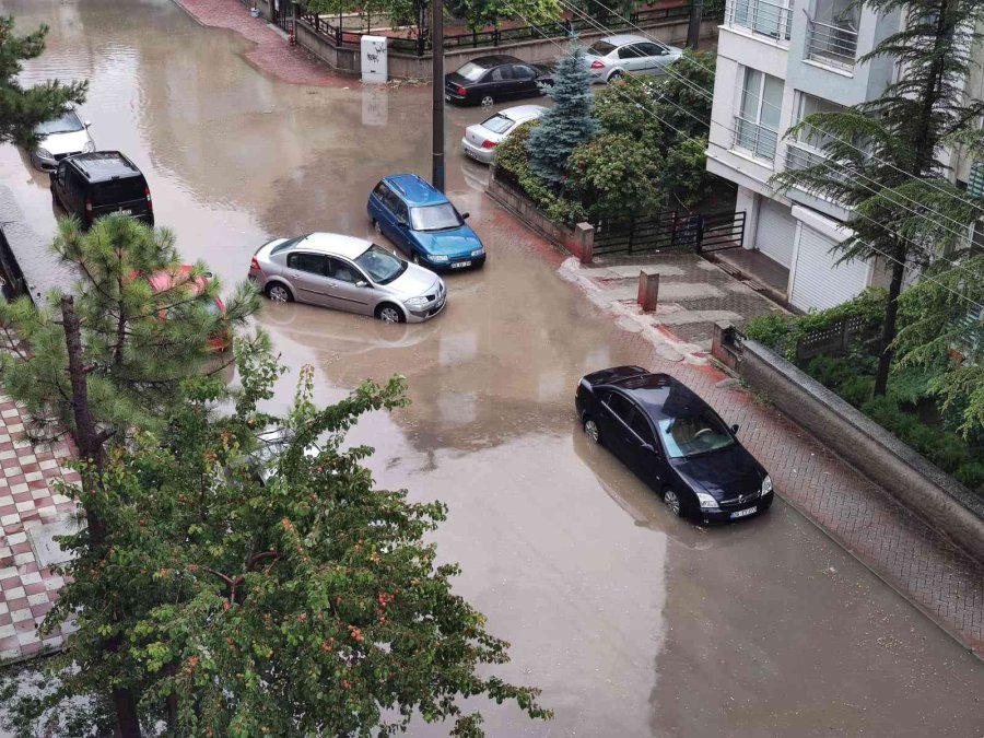 Aniden Bastıran Sağanak Yağış Günlük Hayatı Adeta Felç Etti