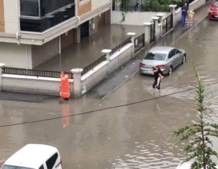 Aniden Bastıran Sağanak Yağış Günlük Hayatı Adeta Felç Etti