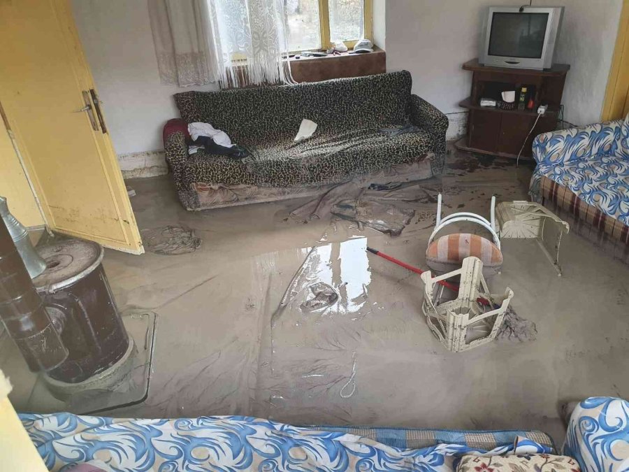 Alpu’da Sağanak Yağış Ve Dolu, Bayram Sevincinin Önüne Geçti