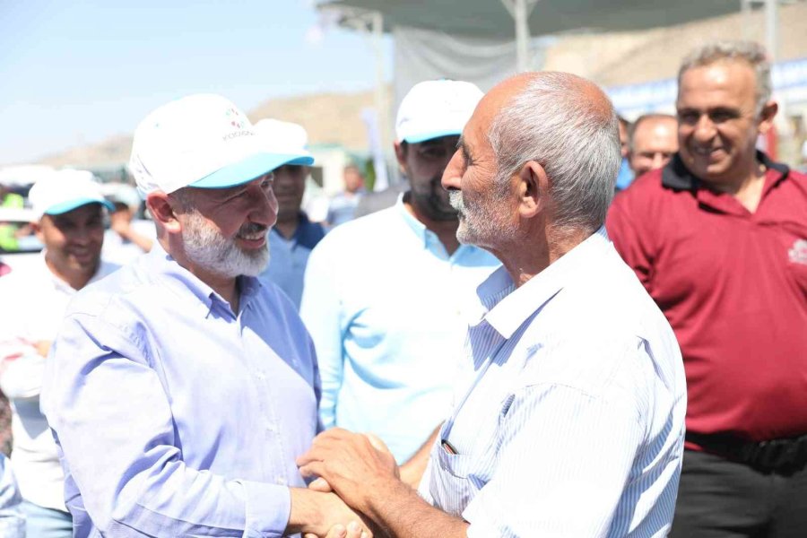 Başkan Çolakbayrakdar, Türkiye’ye Örnek Olan Kurban Yerinde Vatandaşlarla Bayramlaştı