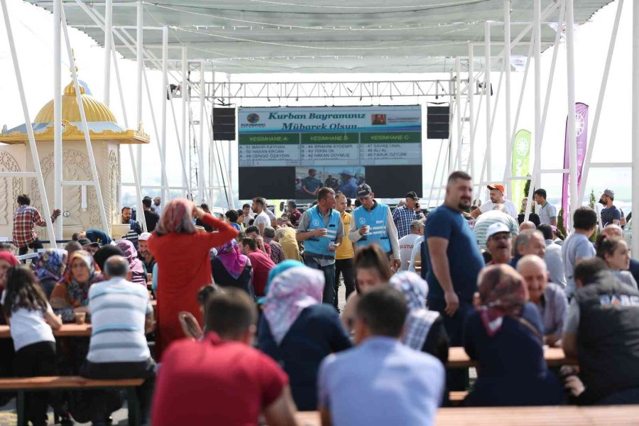 Başkan Çolakbayrakdar, Türkiye’ye Örnek Olan Kurban Yerinde Vatandaşlarla Bayramlaştı