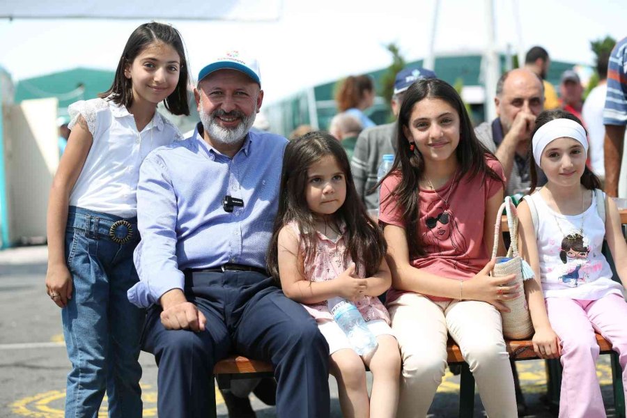 Başkan Çolakbayrakdar, Türkiye’ye Örnek Olan Kurban Yerinde Vatandaşlarla Bayramlaştı