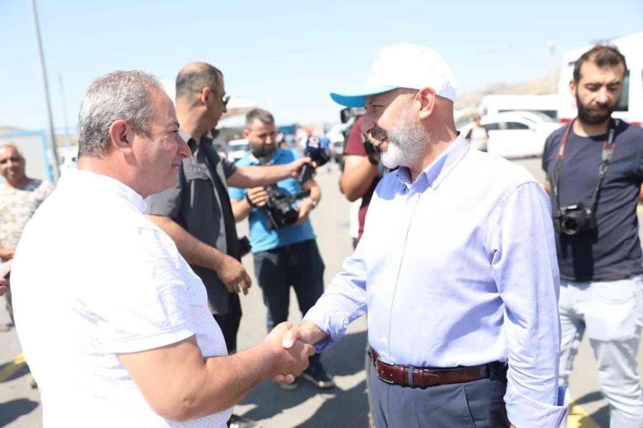 Başkan Çolakbayrakdar, Türkiye’ye Örnek Olan Kurban Yerinde Vatandaşlarla Bayramlaştı