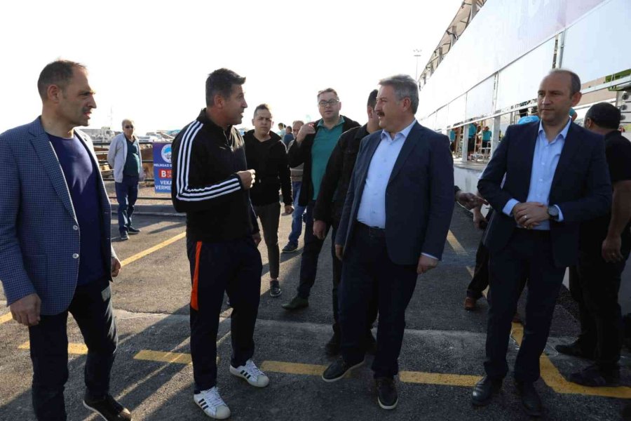 Başkan Palancıoğlu Kurban Pazarındaki Vatandaşlarla Bayramlaştı