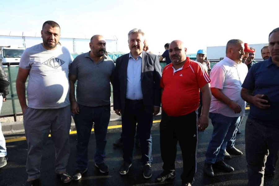 Başkan Palancıoğlu Kurban Pazarındaki Vatandaşlarla Bayramlaştı