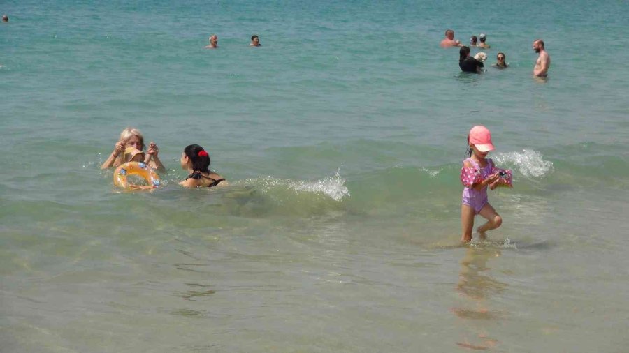 Bayramda Sahiller Boş Kaldı, Ruslar Denizin Tadını Çıkardı