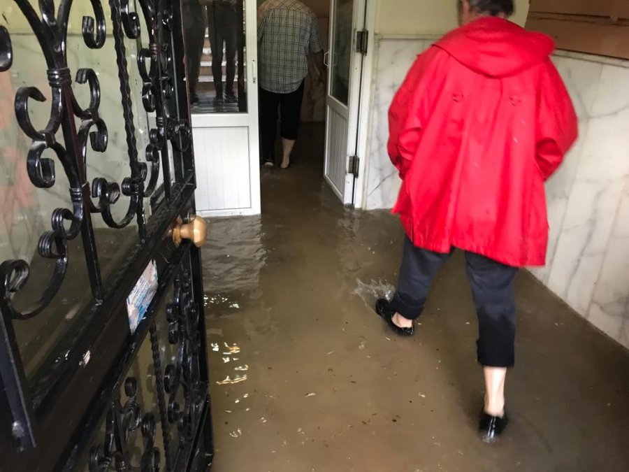 Aniden Bastıran Sağanak Yağış Günlük Hayatı Adeta Felç Etti