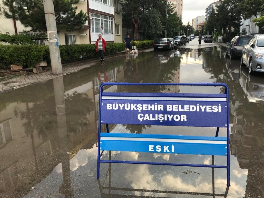 Aniden Bastıran Sağanak Yağış Günlük Hayatı Adeta Felç Etti