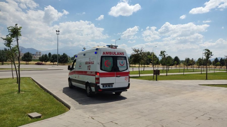 Serinlemek İçin Havuza Giren Kardeşler, Boğulmaktan Son Anda Kurtarıldı