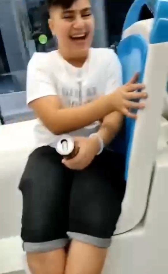 Antalya’da Acemi Örümcek Adam’ın Tramvaydaki Gösterisi Yolcuları Gülme Krizine Soktu