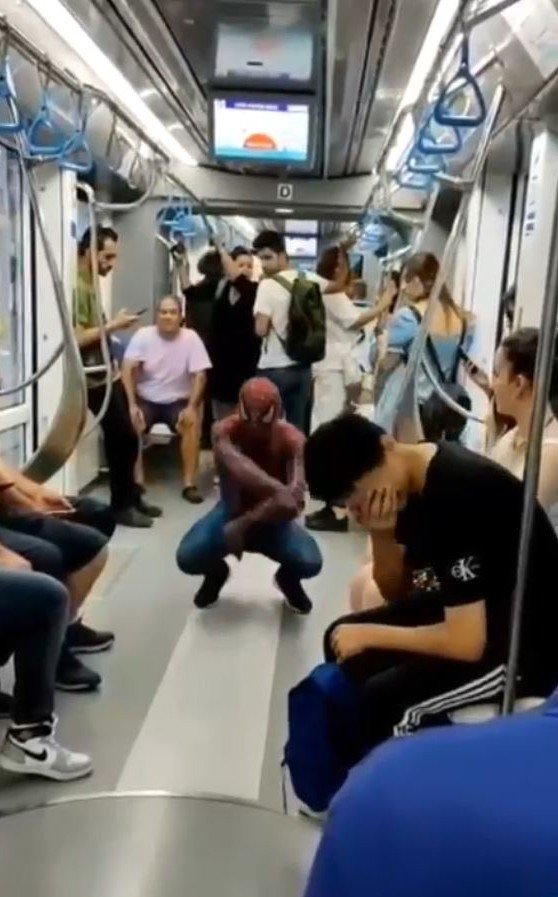 Antalya’da Acemi Örümcek Adam’ın Tramvaydaki Gösterisi Yolcuları Gülme Krizine Soktu