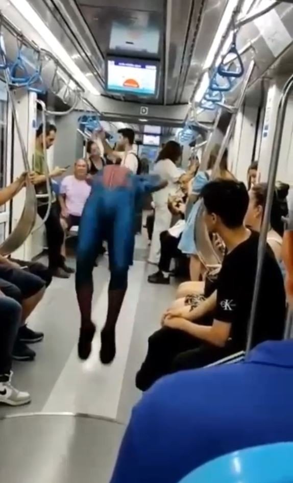 Antalya’da Acemi Örümcek Adam’ın Tramvaydaki Gösterisi Yolcuları Gülme Krizine Soktu
