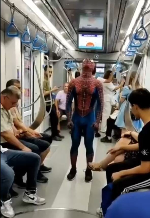 Antalya’da Acemi Örümcek Adam’ın Tramvaydaki Gösterisi Yolcuları Gülme Krizine Soktu