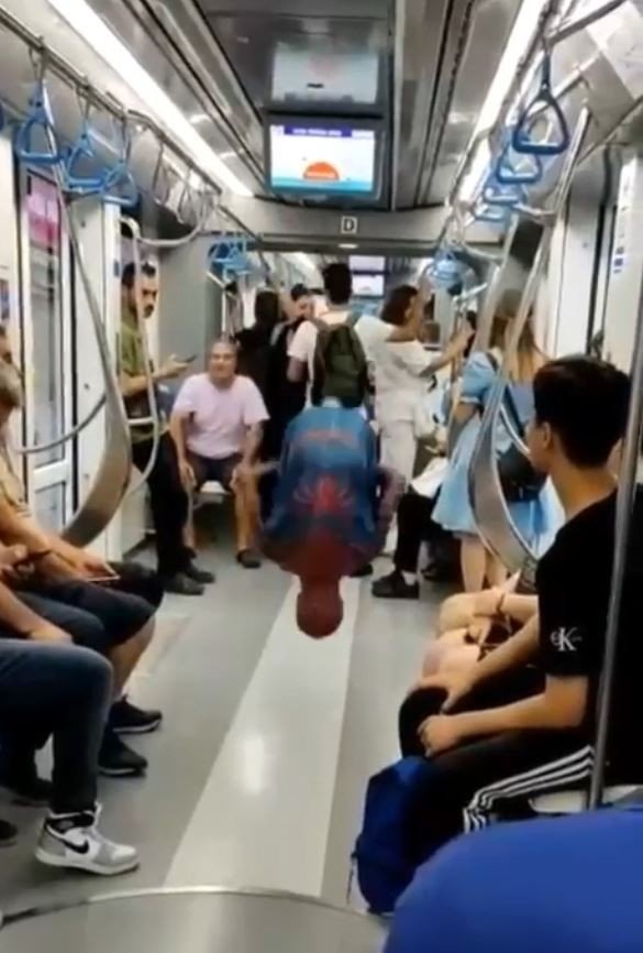 Antalya’da Acemi Örümcek Adam’ın Tramvaydaki Gösterisi Yolcuları Gülme Krizine Soktu