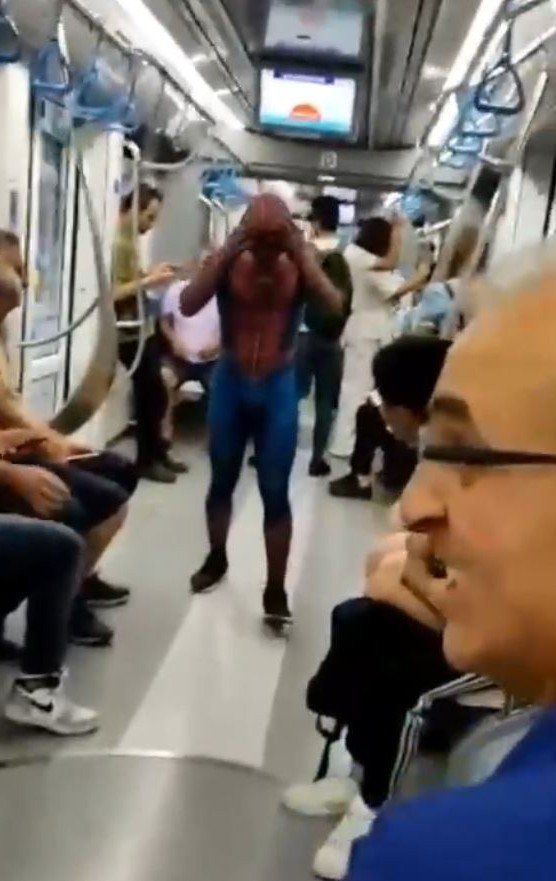 Antalya’da Acemi Örümcek Adam’ın Tramvaydaki Gösterisi Yolcuları Gülme Krizine Soktu