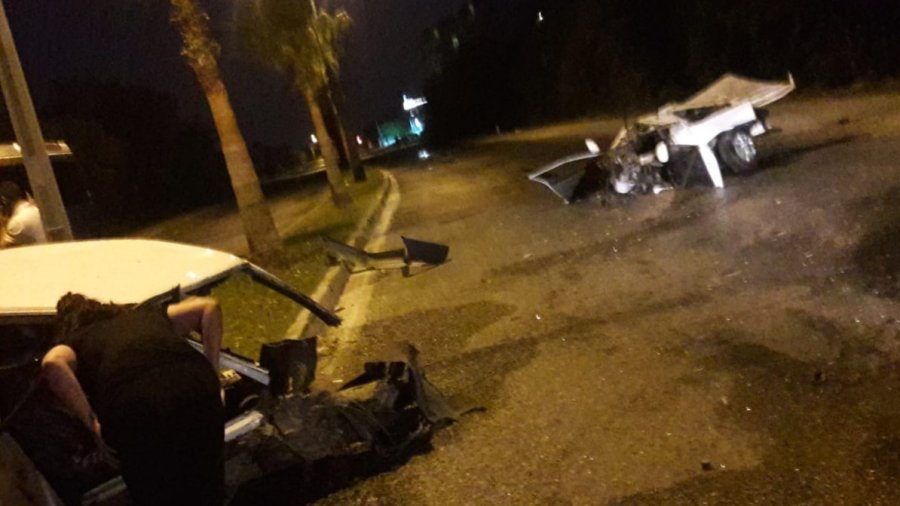 Alkollü Sürücünün Kullandığı Otomobil Palmiyeye Çarparak İkiye Bölündü: 4 Yaralı