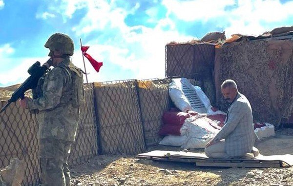 Şehidi Ellerinde Türk Bayraklarıyla Yürüyüp Kabri Başında Andılar