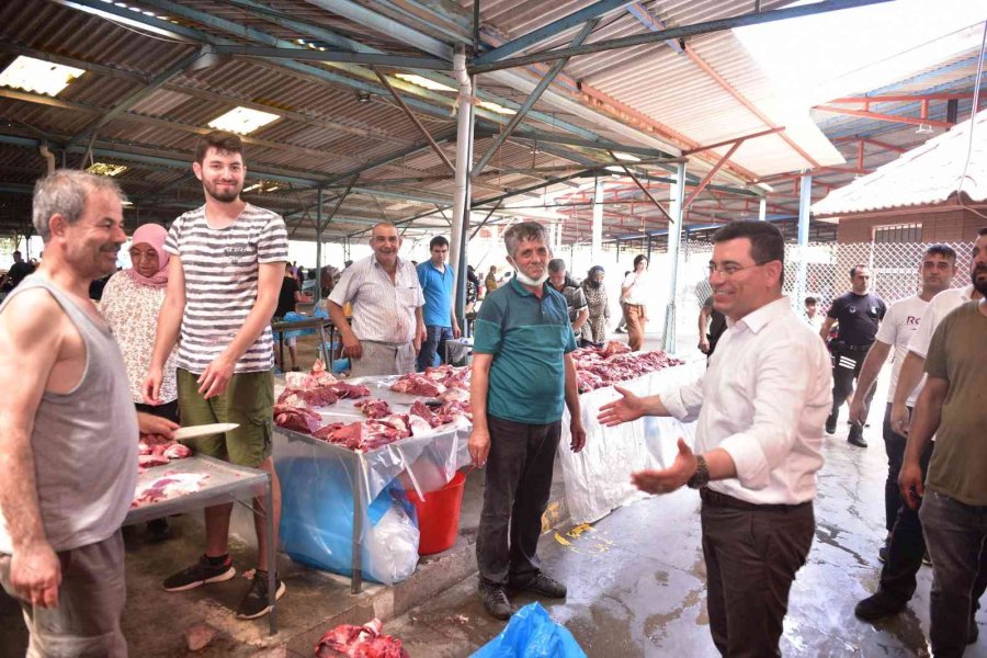 Başkan Tütüncü Kurban Kesim Yerlerinde Vatandaşlarla Bayramlaştı