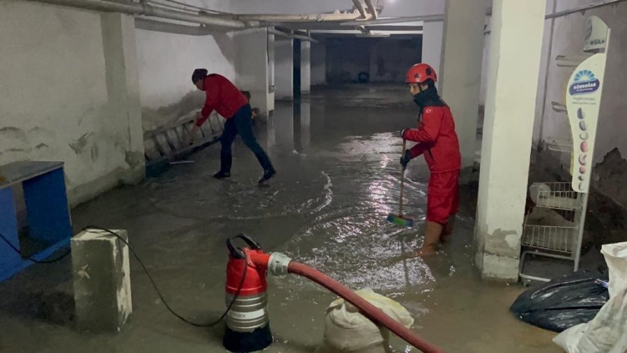 Sağanak Yağış Sonrası Apartman Garajına Biriken 50 Ton Su Tahliye Edildi