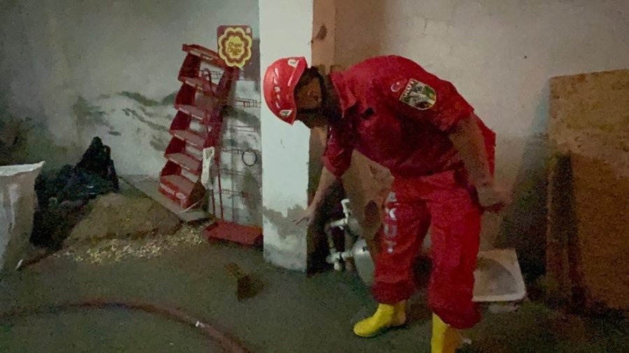 Sağanak Yağış Sonrası Apartman Garajına Biriken 50 Ton Su Tahliye Edildi