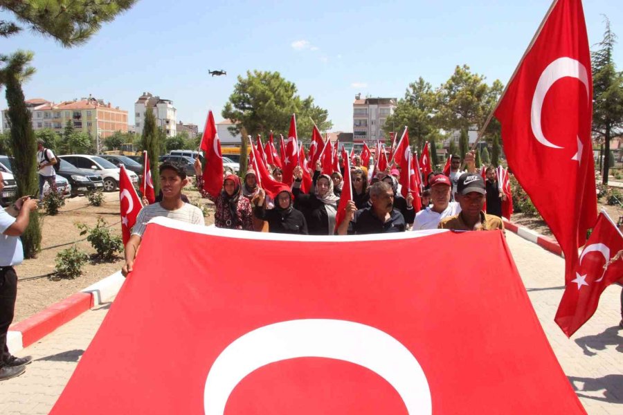 Şehidi Ellerinde Türk Bayraklarıyla Yürüyüp Kabri Başında Andılar