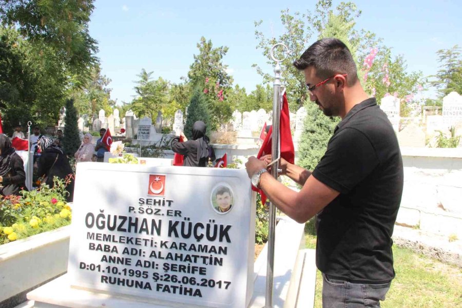Şehidi Ellerinde Türk Bayraklarıyla Yürüyüp Kabri Başında Andılar