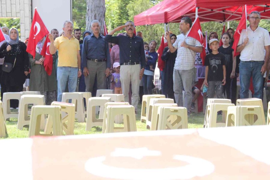 Şehidi Ellerinde Türk Bayraklarıyla Yürüyüp Kabri Başında Andılar