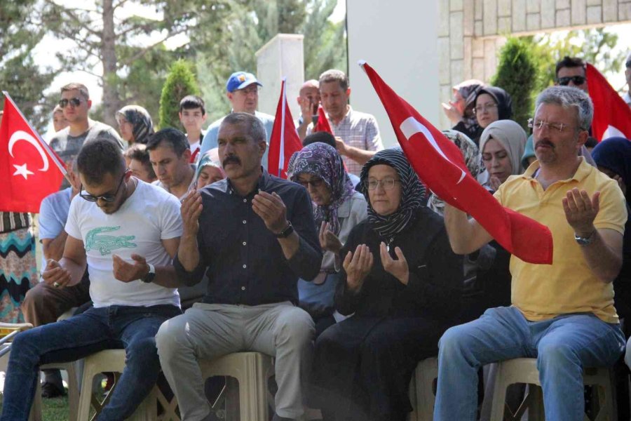 Şehidi Ellerinde Türk Bayraklarıyla Yürüyüp Kabri Başında Andılar
