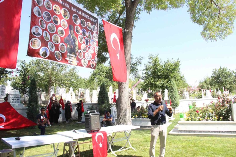 Şehidi Ellerinde Türk Bayraklarıyla Yürüyüp Kabri Başında Andılar