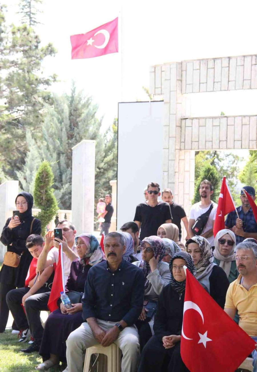 Şehidi Ellerinde Türk Bayraklarıyla Yürüyüp Kabri Başında Andılar