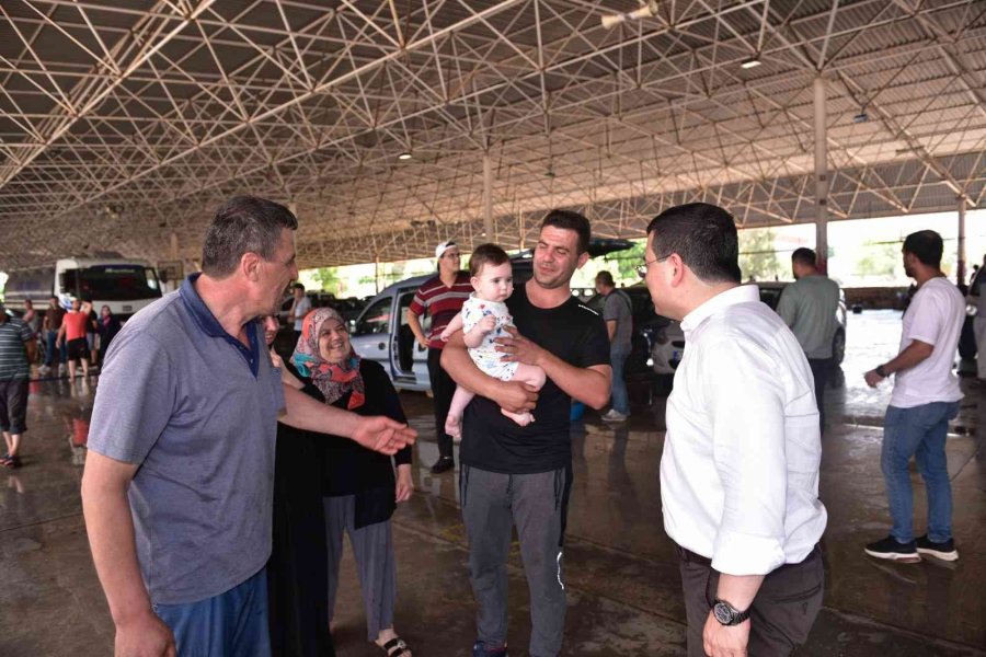 Başkan Tütüncü Kurban Kesim Yerlerinde Vatandaşlarla Bayramlaştı