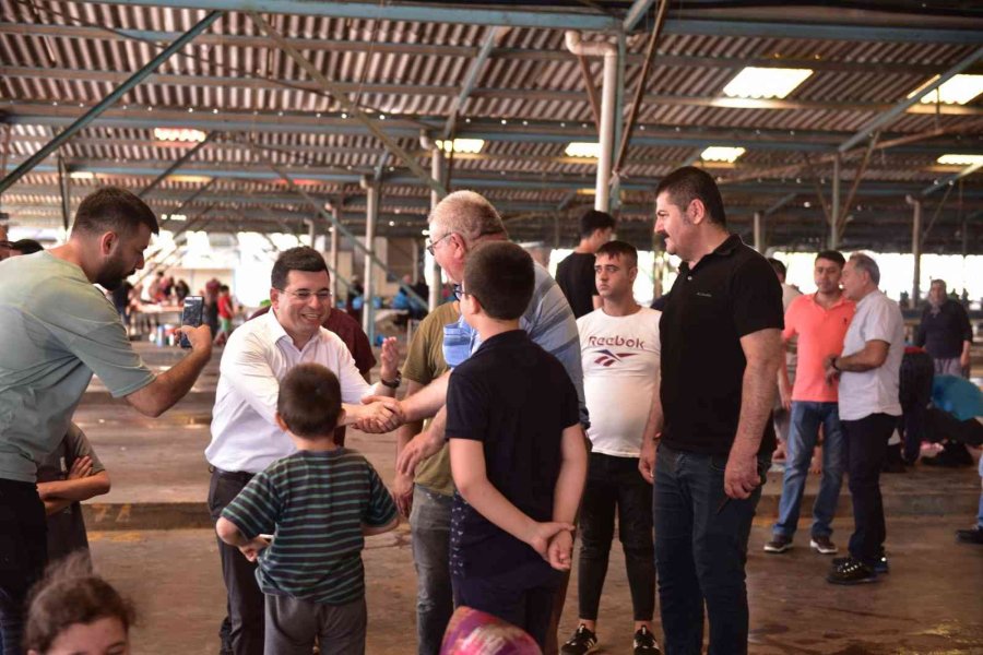 Başkan Tütüncü Kurban Kesim Yerlerinde Vatandaşlarla Bayramlaştı