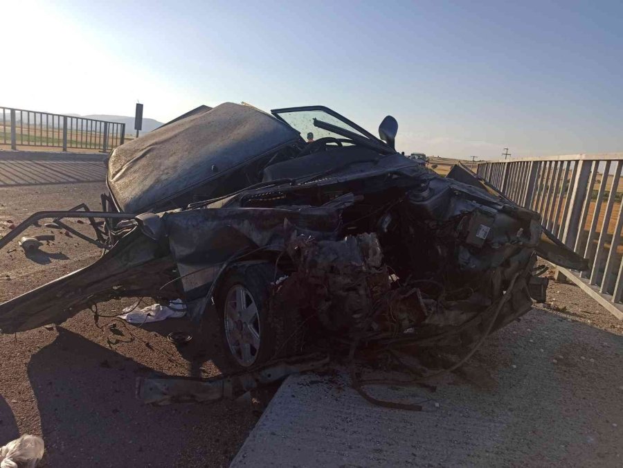 Köprü Bariyerine Çarpan Otomobilin Motoru Fırladı: 2 Yaralı