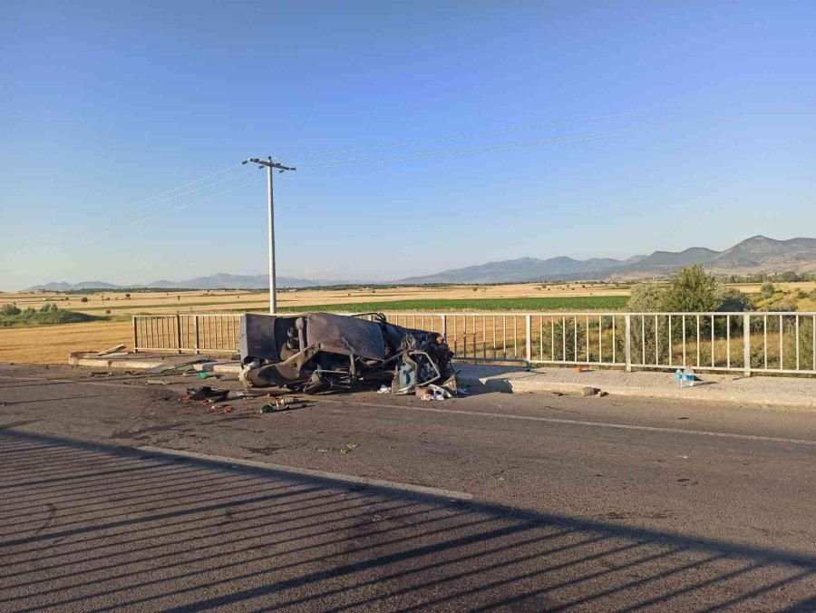 Köprü Bariyerine Çarpan Otomobilin Motoru Fırladı: 2 Yaralı