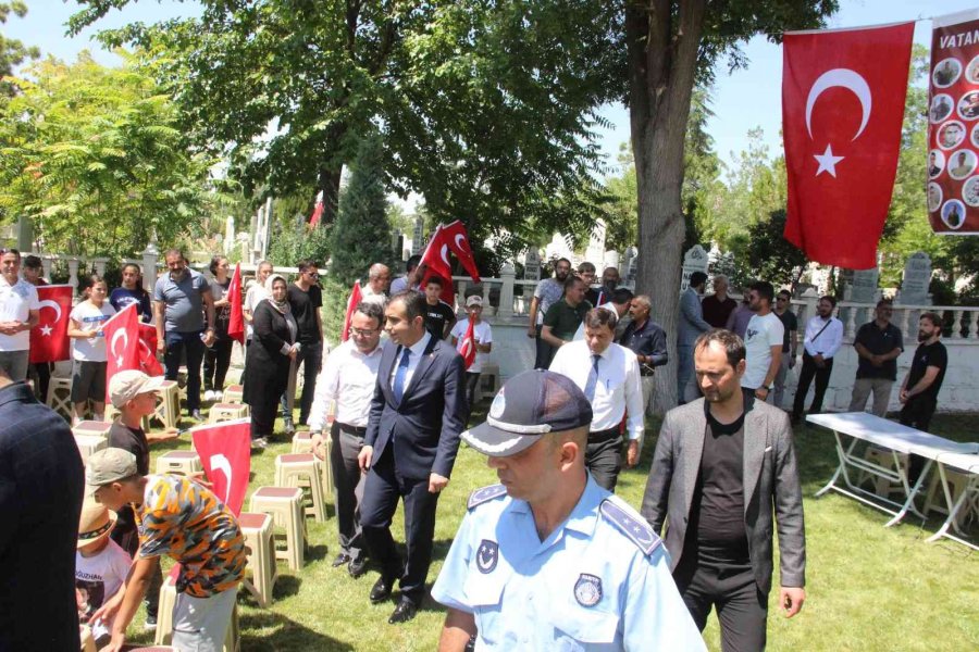 Şehidi Ellerinde Türk Bayraklarıyla Yürüyüp Kabri Başında Andılar