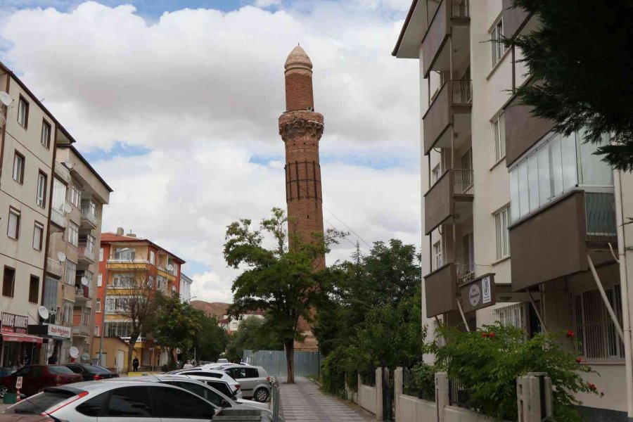 Sellerin Yıkamadığı Eğri Minare Asırlardır Ayakta