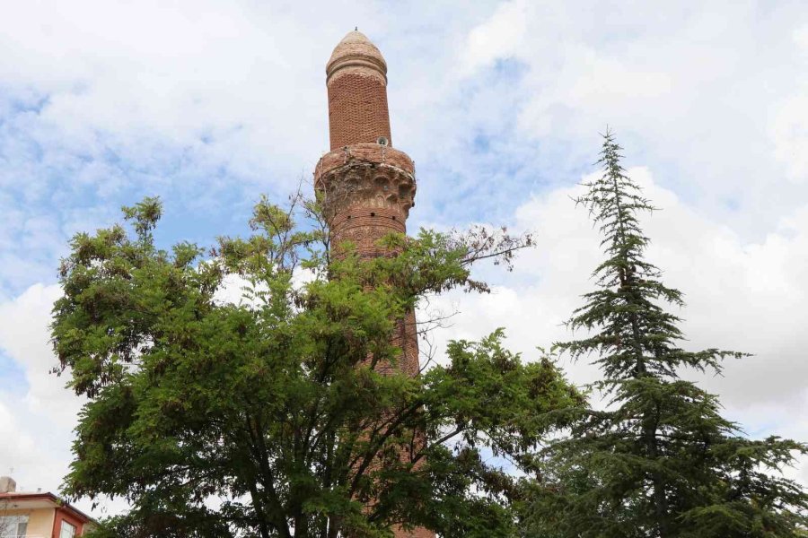 Sellerin Yıkamadığı Eğri Minare Asırlardır Ayakta