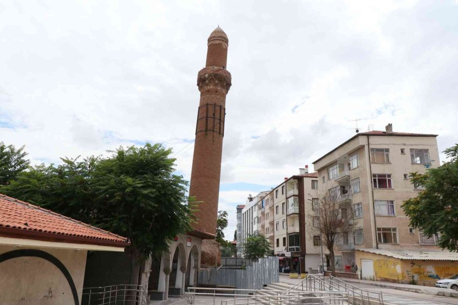 Sellerin Yıkamadığı Eğri Minare Asırlardır Ayakta