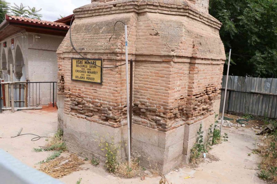 Sellerin Yıkamadığı Eğri Minare Asırlardır Ayakta