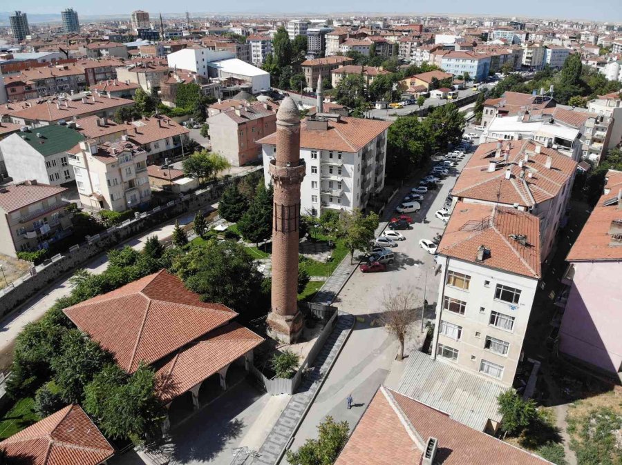 Sellerin Yıkamadığı Eğri Minare Asırlardır Ayakta