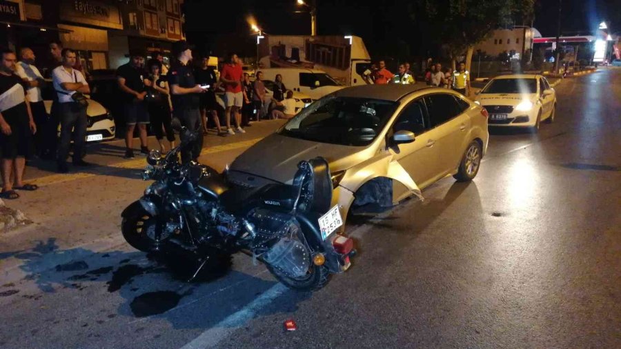 Motosikletle Çarpışan Otomobilin Ön Tekeri Koptu:2 Yaralı