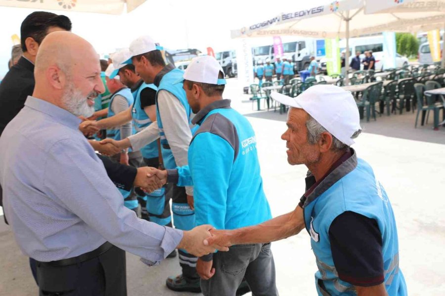 Başkan Önlüğü Taktı, Personeline Ekmek Arası Kavurma İkram Etti