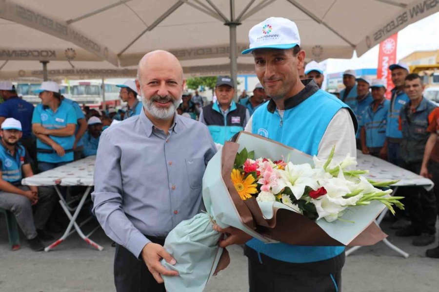 Başkan Önlüğü Taktı, Personeline Ekmek Arası Kavurma İkram Etti