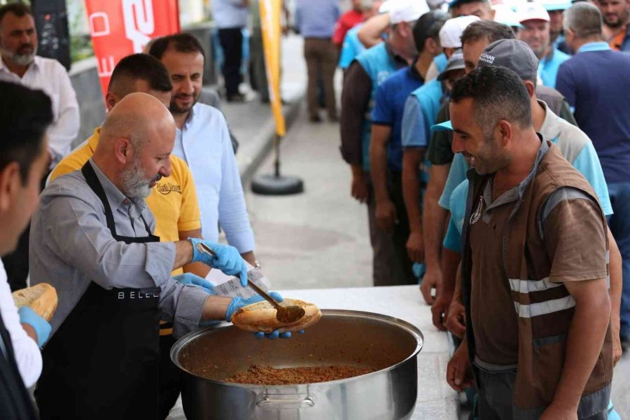 Başkan Önlüğü Taktı, Personeline Ekmek Arası Kavurma İkram Etti